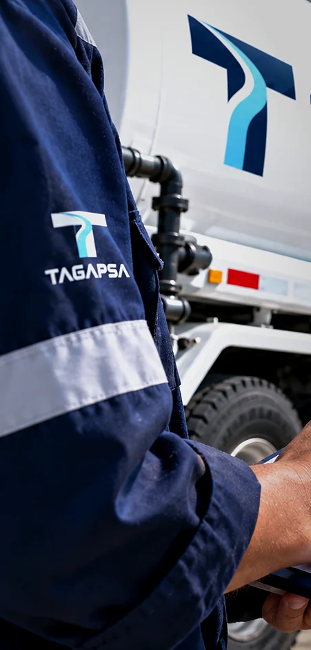Operador de TAGAPSA junto a una unidad
